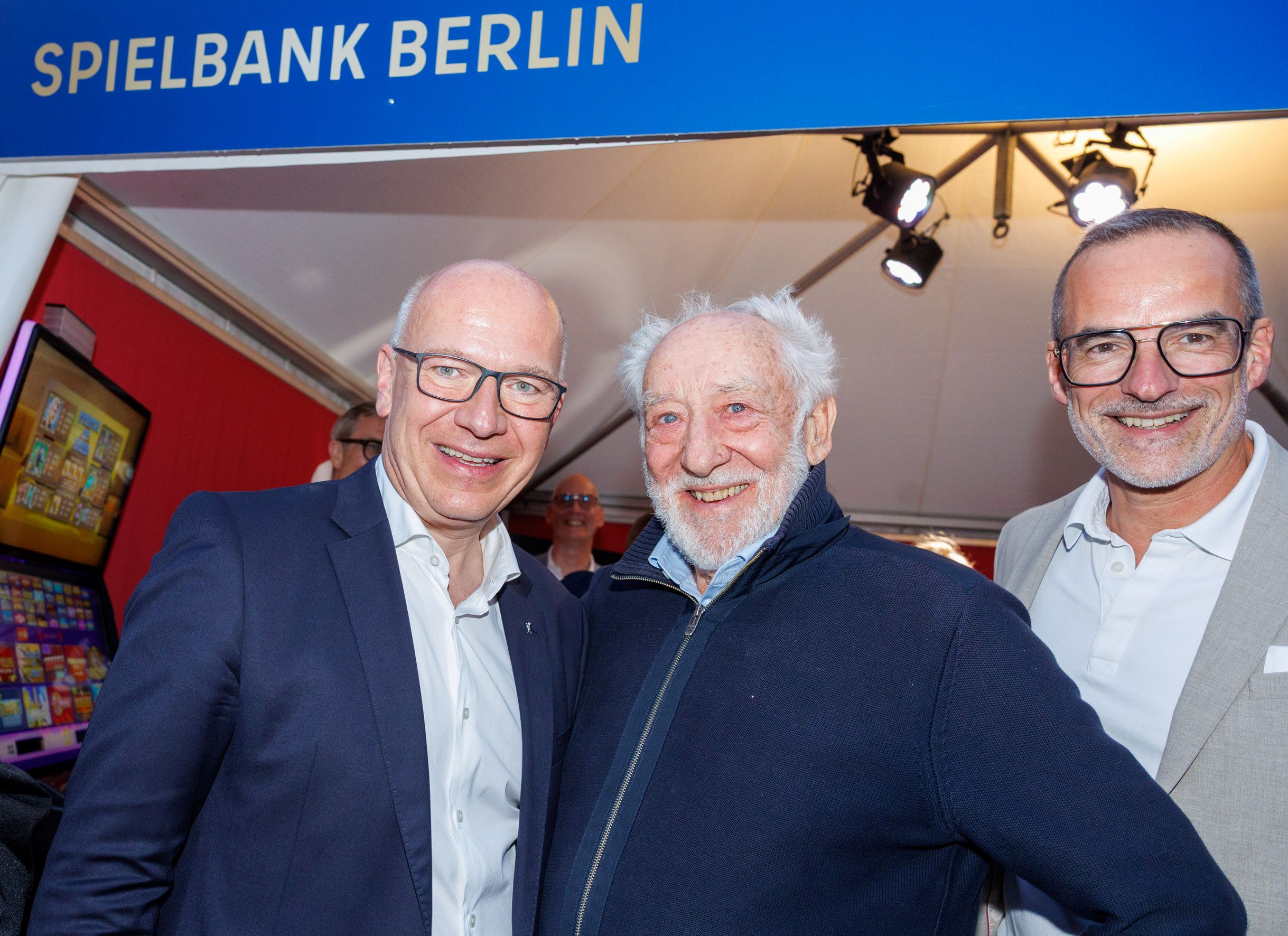 Begegnung mit Berlin-Original: Kai Wegner, Dieter Hallervorden und Dr. Stefan Franzke am Stand der Spielbank Berlin | BERLINboxx